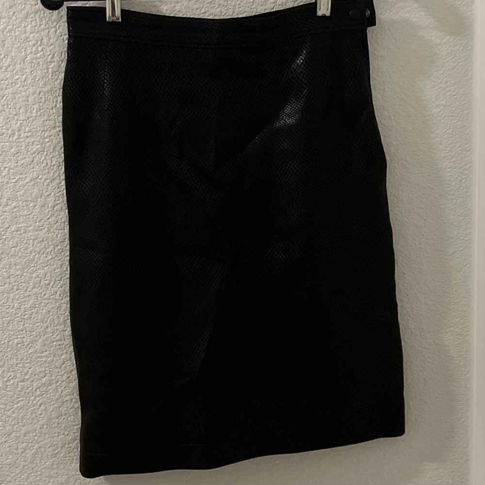 Jenny brand leather vintage skirt 
Snake skin effect 
Size 40 France 
Dry clean